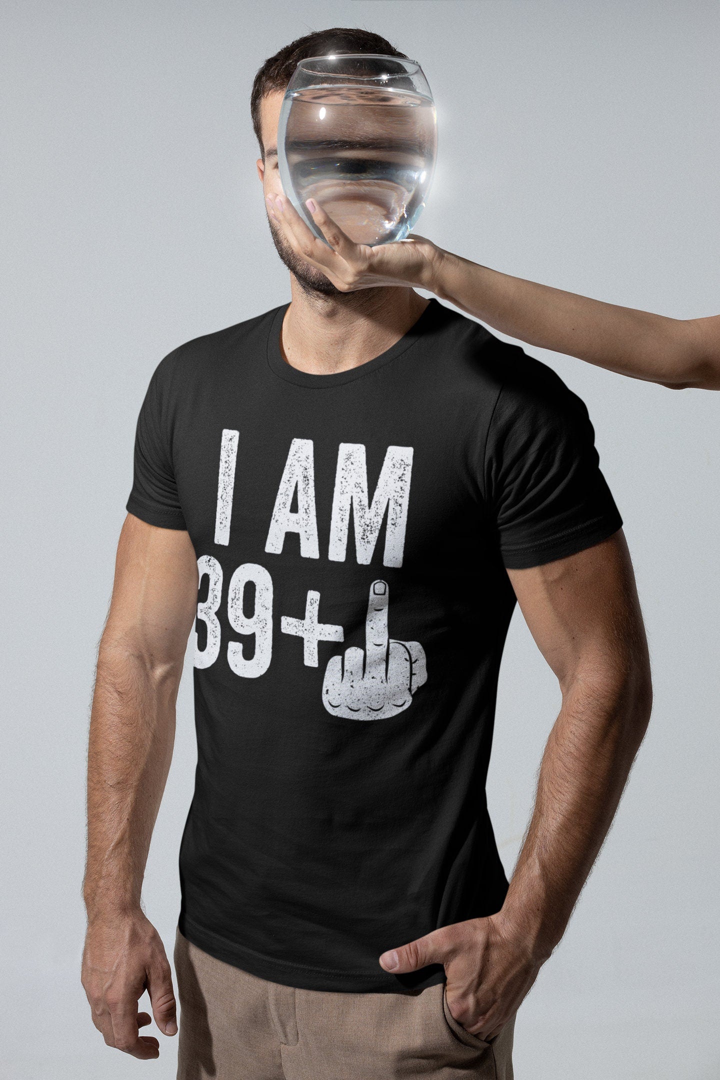 I Am 39 Plus Middle Finger T-Shirt - Unisex Funny 40 AF Mens 40th Birthday Shirt - Joke Born in 1985 Gift Vintage TShirt for BDay Party